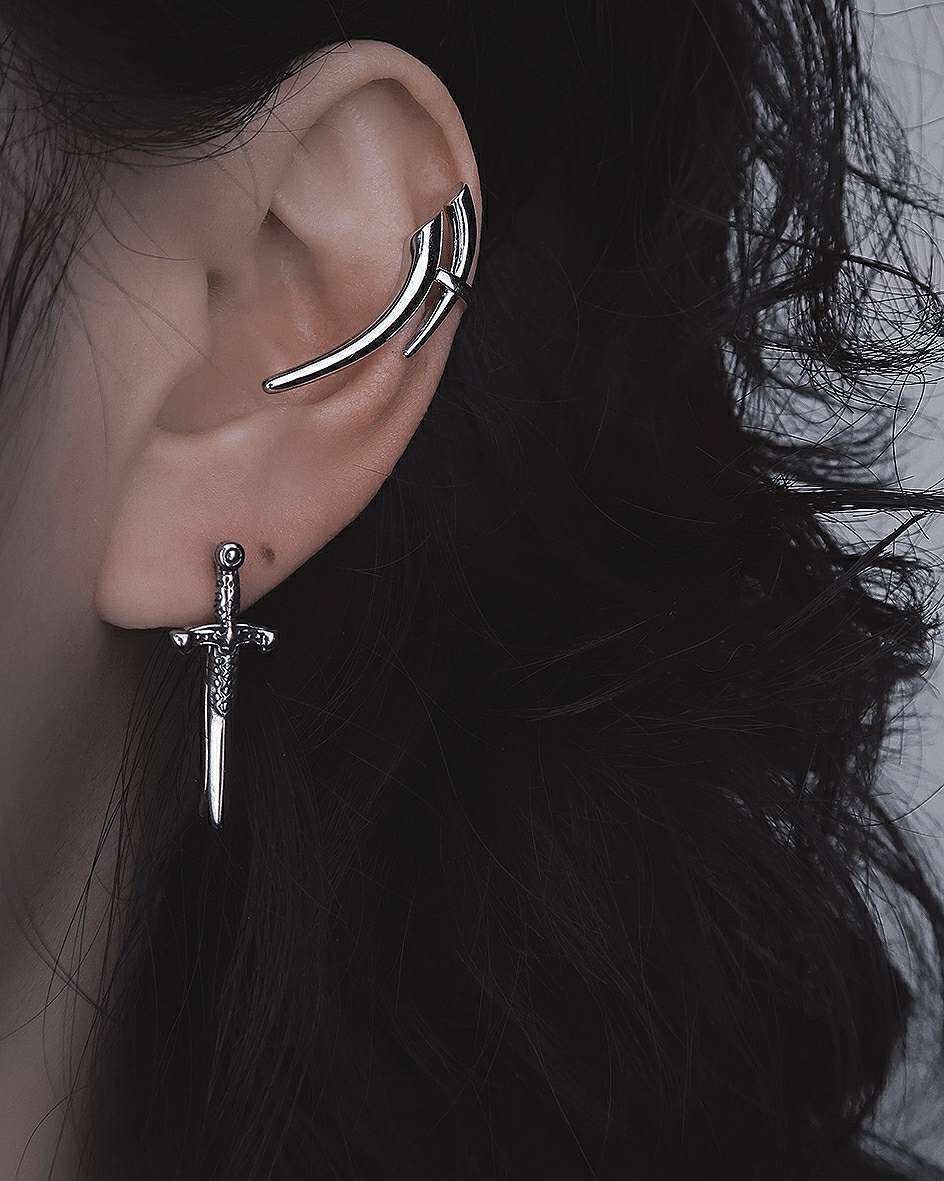 Monora Gothic *Assassin* Ear Hook in Titanium Steel