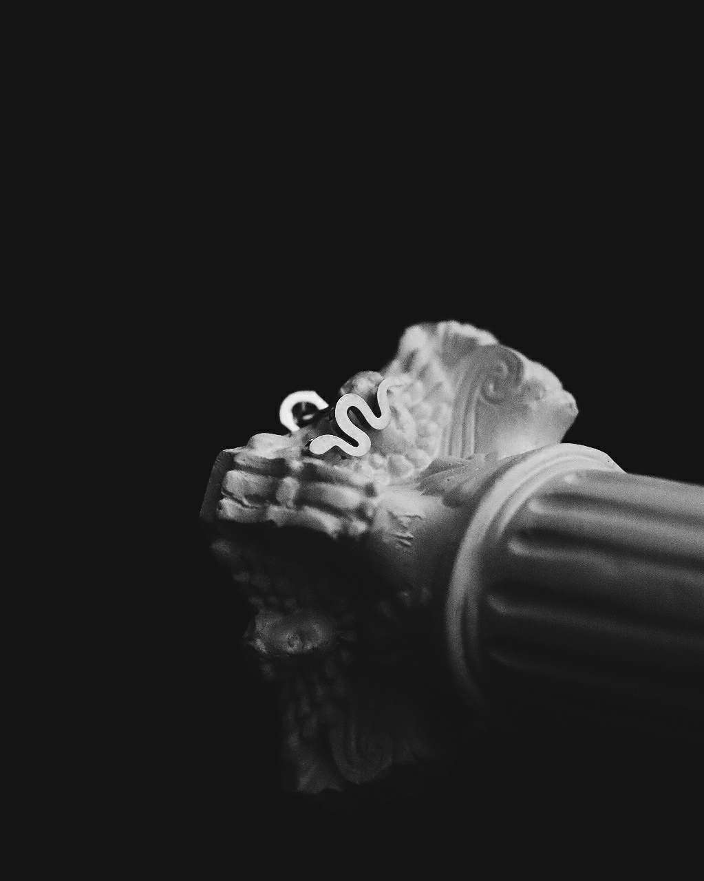 Monora Gothic *Moon Kill* Ohrstecker – 1 Stück in Titan