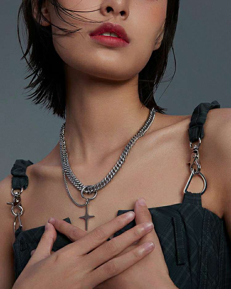 Monora Quadrangle Star Pendant Necklace: Shine Bright!