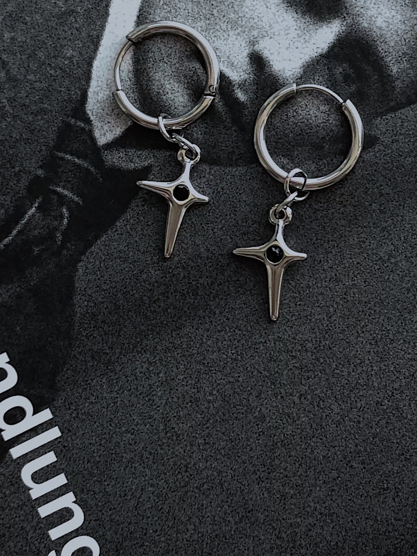 Monora Drop Nova Earring – stainless steel star hoop earring with black detail, unisex Y2K style