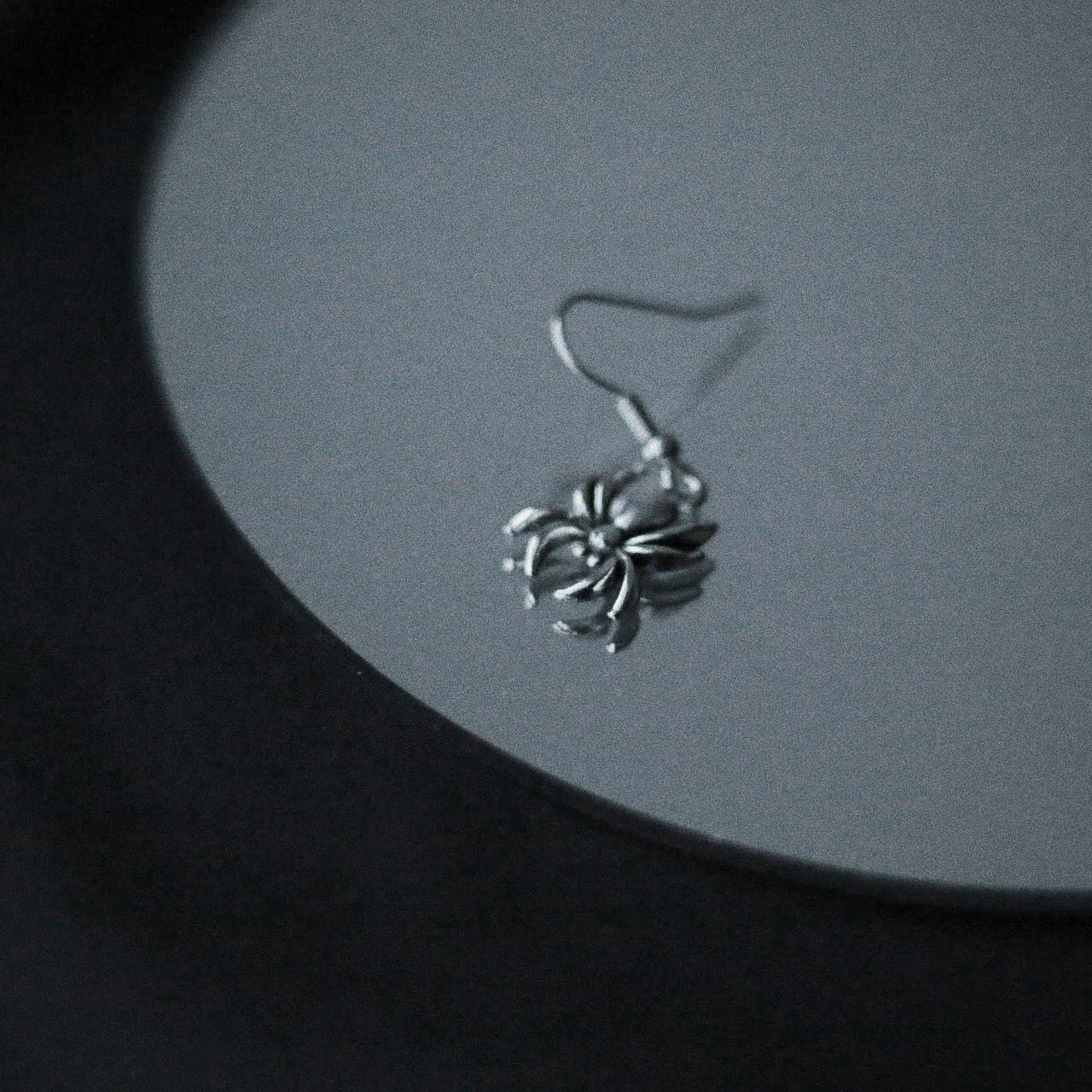 Monora Halloween Glamour: Wiwpar's Enchanting Spider Earrings