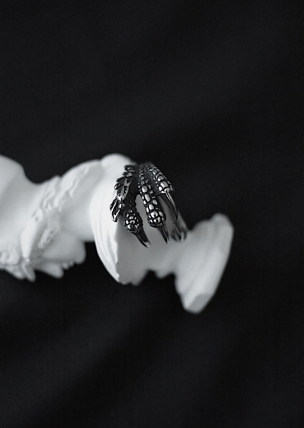 Monora Dark Gothic *Dragon Claw* in Titan