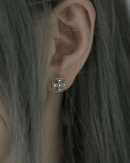 Monora *Cardinal Spin* Stud Earring - Whirl into Style with Poker Fun