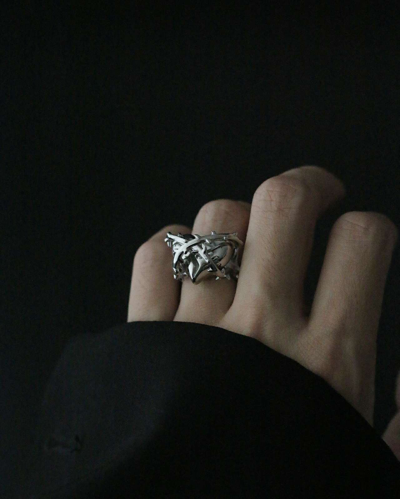 Monora Dark Fashion *Imprisoned Heart* Ring