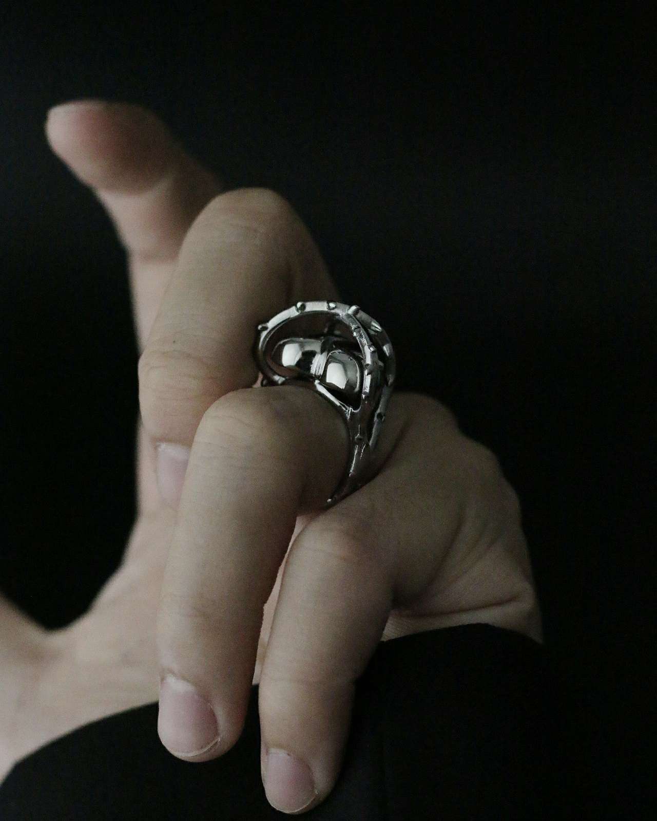 Monora Dark Fashion *Imprisoned Heart* Ring