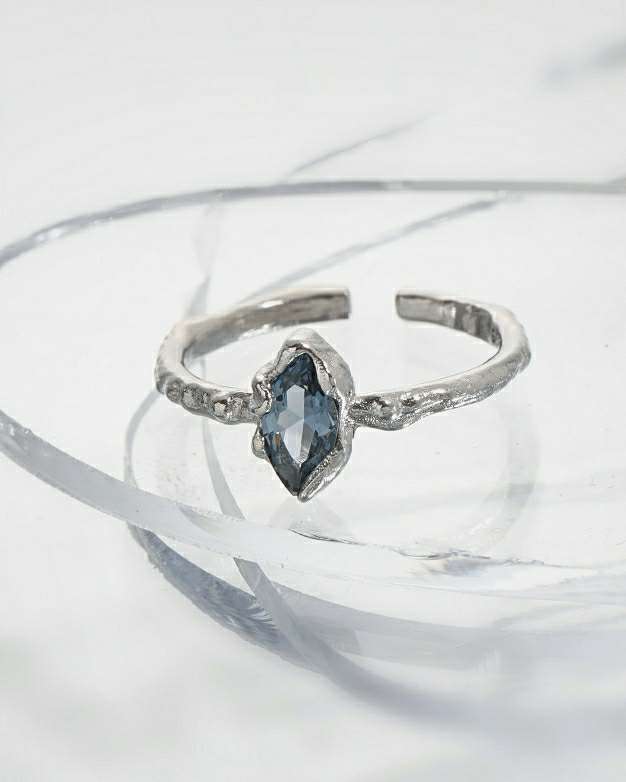 Monora Winter Memory Sapphire Silver Ring