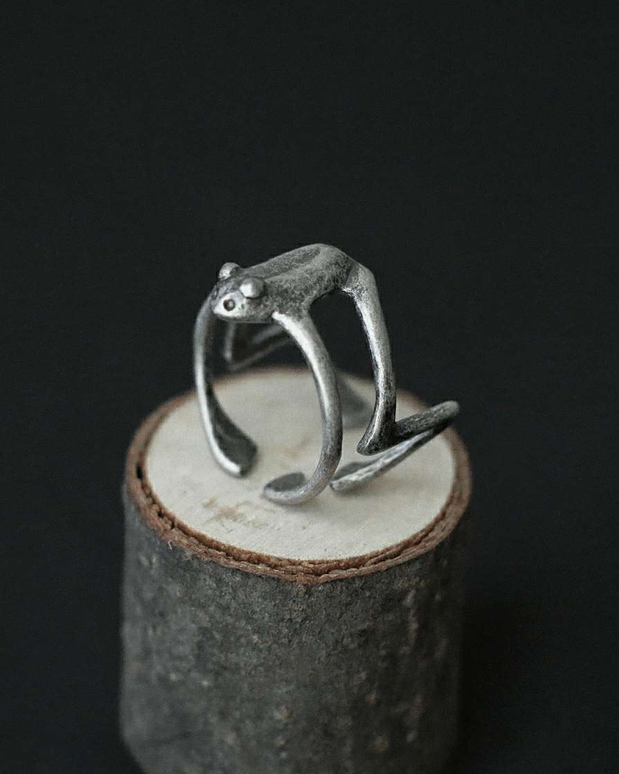 Monora Frog Embrace Ring