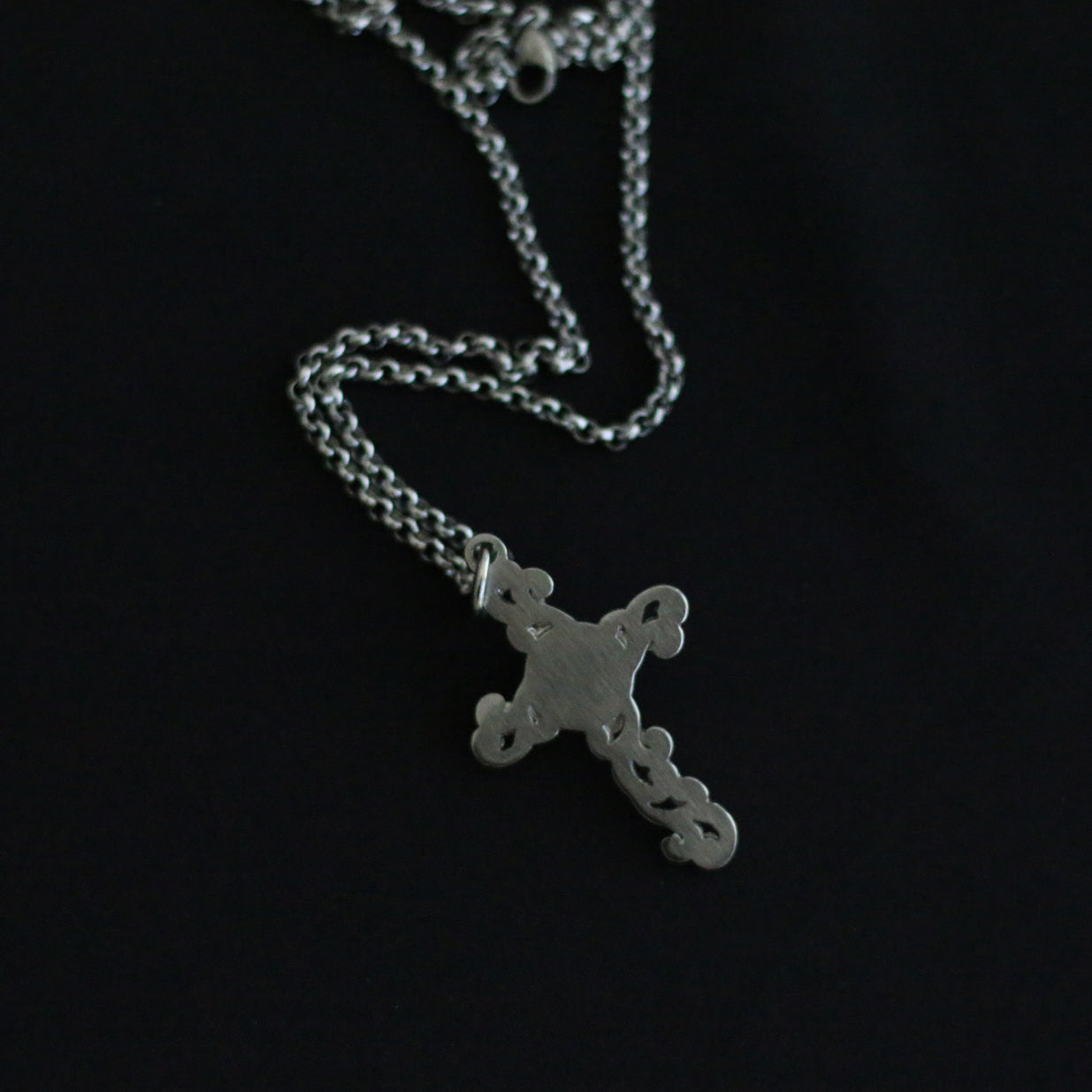 Copie du collier Monora Dark Gothic *Pearl Cross* en acier au titane