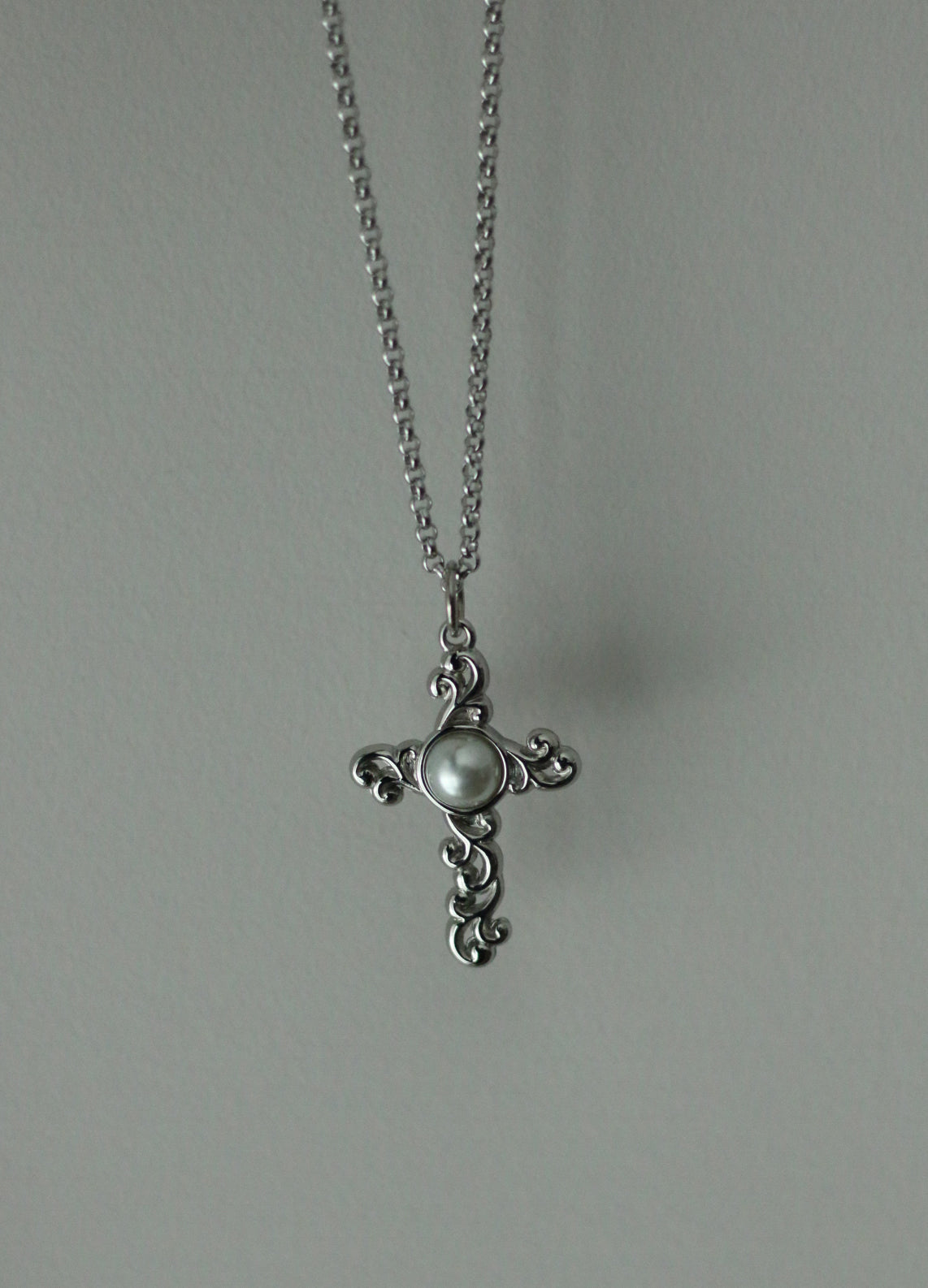 Kopie der Monora Dark Gothic *Pearl Cross* Halskette aus Titanstahl