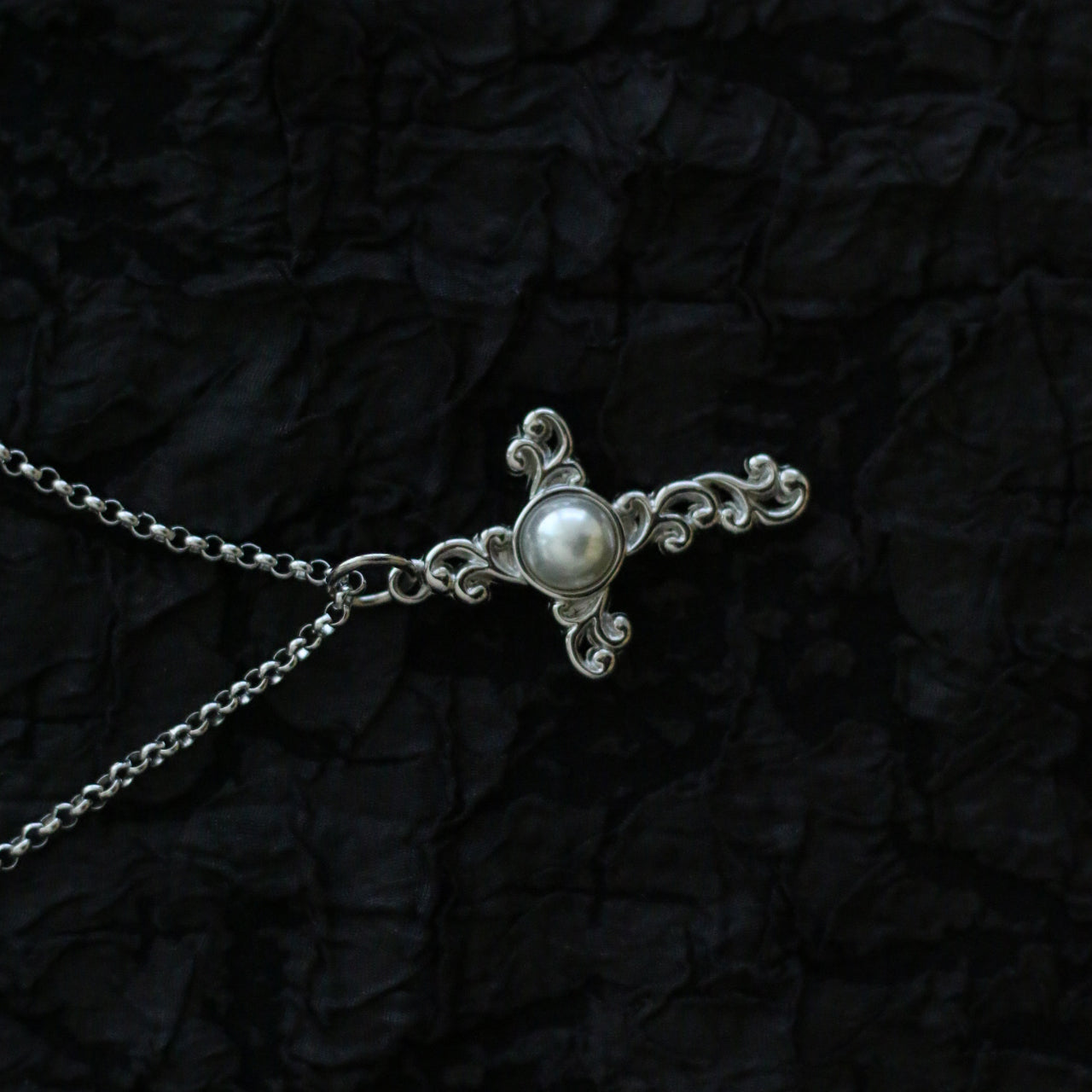 Copie du collier Monora Dark Gothic *Pearl Cross* en acier au titane