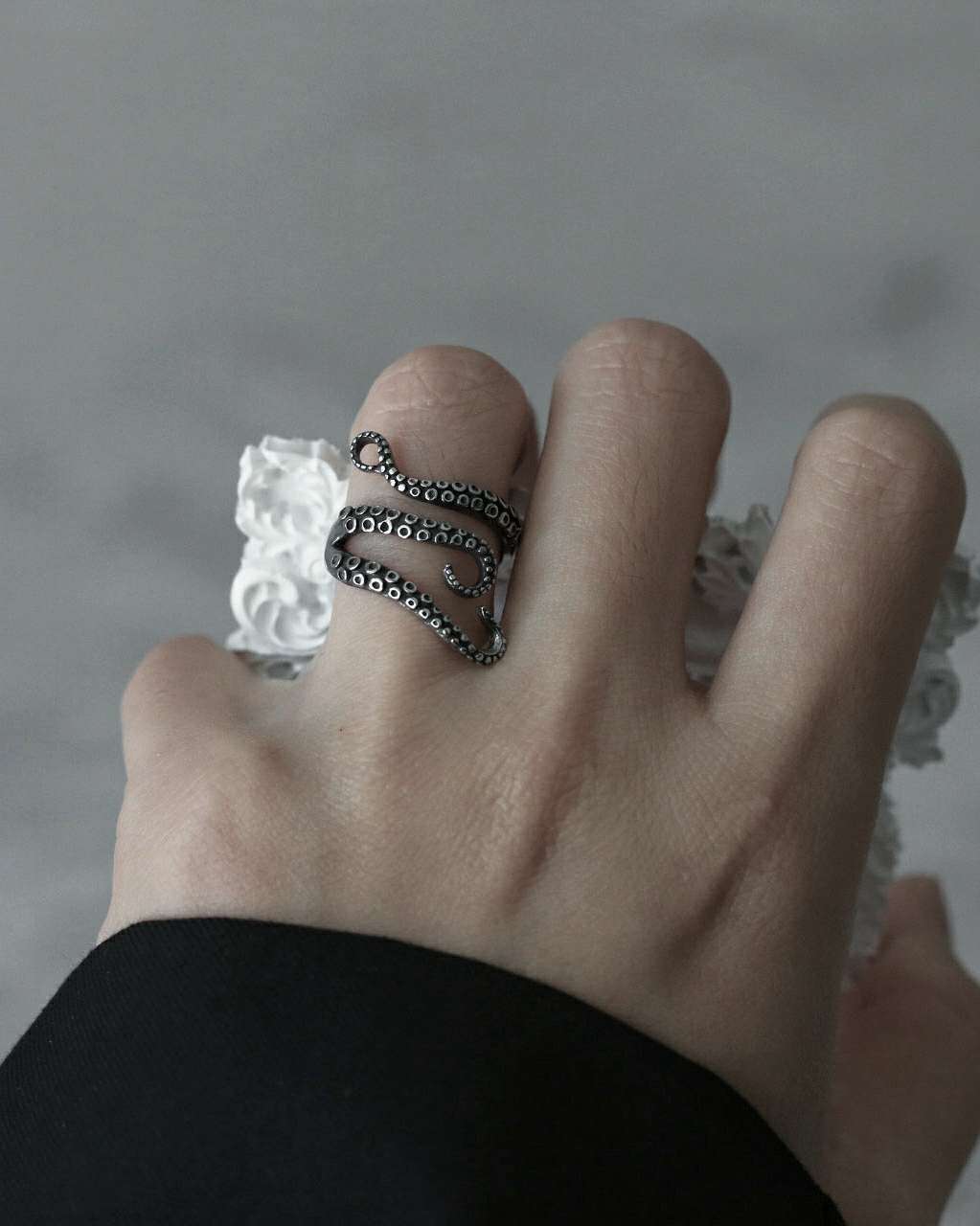 Monora Bold *Octopus* Tentacle Ring - A Powerful Embrace for Your Finger