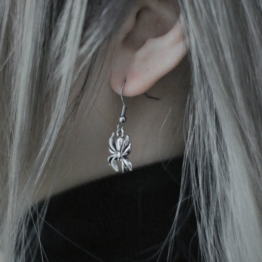 Monora Halloween Glamour: Wiwpar's Enchanting Spider Earrings