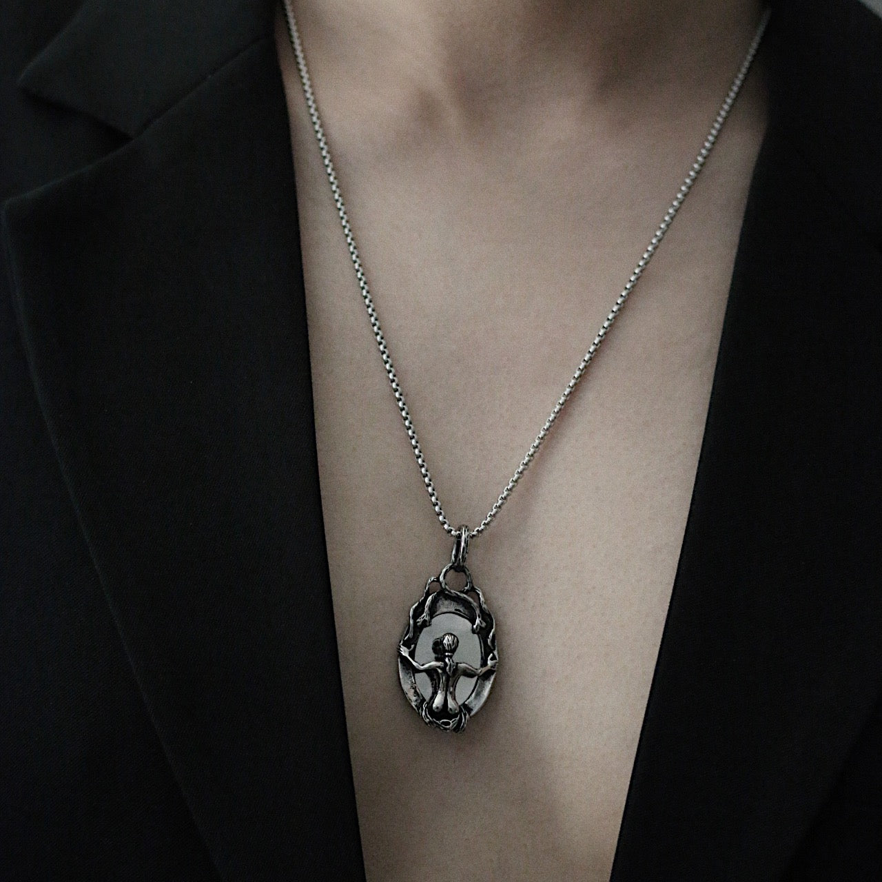 Collier Monora Dark Gothic *Grande Croix* en Acier au Titane